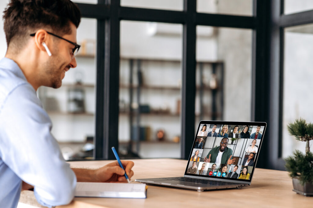 Comment engager et former les collaborateurs en ligne | 6 stratégies pour développer les compétences et mener ses équipes en télétravail